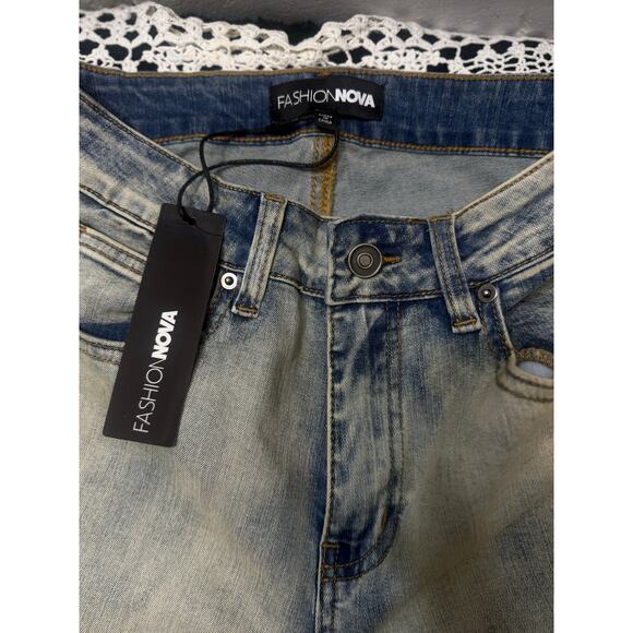 Fashion Nova Straight-Leg Washed Jeans – Size 9 – Light Blue – 314 - Picture 2 of 6